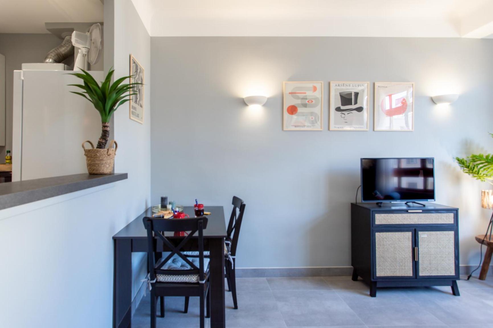 Appartement L12 Port Window 1bedroom Wifi 5mins & Nice's Cap